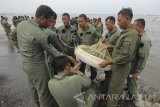  Penerbang dan awak pesawat udara Puspenerbal berlatih menggunakan alat perubah air laut menjadi air tawar atau 'Sollar Still' saat latihan bertahan hidup di tepian pantai Gatel, Situbondo, Jawa Timur, Rabu (22/3). Latihan tersebut bertujuan untuk meningkatkan keterampilan dan kemampuan beradaptasi dalam mempertahankan hidup bila terjadi pendaratan darurat pesawat di air. Antara Jatim/Didik Suhartono/zk/17 