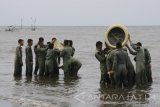  Penerbang dan awak pesawat udara Puspenerbal berlatih menggunakan alat perubah air laut menjadi air tawar atau 'Sollar Still' saat latihan bertahan hidup di tepian pantai Gatel, Situbondo, Jawa Timur, Rabu (22/3). Latihan tersebut bertujuan untuk meningkatkan keterampilan dan kemampuan beradaptasi dalam mempertahankan hidup bila terjadi pendaratan darurat pesawat di air. Antara Jatim/Didik Suhartono/zk/17 