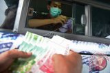 Sejumlah warga menukarkan uang rupiah baru di Pasar Pidada Kota Denpasar, Kamis (23/3). Bank Indonesia menyediakan ratusan juta rupiah baru menjelang Hari Raya Nyepi dan Galungan sekaligus mensosialisasikan uang baru kepada masyarakat. ANTARA FOTO/Wira Suryantala/wdy/17.