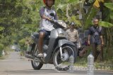 Polisi mengawasi peserta try out ujian praktik berkendara sepeda motor di Trenggalek, Jawa Timur, Rabu (23/3). Try out ujian SIM itu digelar untuk melatih ketrampilan berkendara dengan sistem halang-rintang sekaligus meningkatkan kesadaran masyarakat dalam mengurus surat izin mengemudi di kepolisian. Antara Jatim/Destyan Sujarwoko/zk/17 