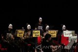 Kelompok orkestra asal Jepang, Worldship Orchestra mengenakan topeng ketika membawakan komposisi musik berjudul 'Danse Macabre' (Tarian Kematian) saat konser di Gedung Cak Durasim, Surabaya, Jawa Timur, Kamis (23/3). Konser tersebut merupakan rangkaian dari kunjungan Worldship Orchestra ke Indonesia dan beberapa negara di Asia lainnya yang bertujuan untuk mempopulerkan orkestra dan musik klasik. Antara Jatim/Moch Asim/zk/17