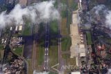 Foto udara dari pesawat casa NC212 milik Skuadron Udara 600 Wing Udara-1 Puspenerbal, landasan pacu Bandara Juanda Surabaya di Sidoarjo, Jawa Timur, Kamis (23/3). Menurut PT Angkasa Pura I cabang Bandara Internasional Juanda Surabaya, melakukan kajian dalam rancangan pembangunan terminal tiga yang dapat menampung penumpang sekitar 7,5 juta orang dan dua landasan pacu dengan panjang sekitar 3.000 meter dengan nilai investasi sebesar Rp7 triliun. Antara Jatim/M Risyal Hidayat/zk/17