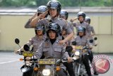 Sejumlah polisi wanita melakukan defile menggunakan sepeda motor saat peresmian polwan patroli wisata di Mapolres Blitar, Jawa Timur, Jumat (24/3/2017). Guna menekan angka kriminalitas di sejumlah kawasan wisata, polres setempat menyiagakan tim patroli khusus polwan yang dibekali kemampuan dasar perorangan. (ANTARA FOTO/Irfan Anshori)