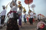 Sejumlah wanita Hindu membawa benda-benda sakral dalam upacara Melasti menjelang Hari Raya Nyepi Tahun Saka 1939 di Pantai Padanggalak, Denpasar, Jumat (24/3). Parisada Hindu Dharma Indonesia (PHDI) telah menetapkan hingga Senin (27/3) sebagai hari untuk ritual Melasti di seluruh kawasan pantai, danau dan sungai di Bali. ANTARA FOTO/Nyoman Budhiana/i018/2017.