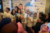 Artis Maudy Ayunda (tengah) berfoto bersama jajaran manajemen Bank Jabar Banten sebelum acara nonton bareng film berjudul 