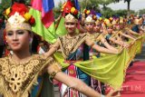 Sejumlah pemudi menari saat kirab replika prasasti Harinjing pada puncak perayaan hari jadi Kabupaten Kediri ke-1213 di area Simpang Lima Gumul, Kediri, Jawa Timur, Minggu (26/3). Hari jadi Kabupaten Kediri mengacu pada sumber arkeologi berupa prasasti Harinjing yang ditemukan pada tahun 1916. Antara Jatim/Prasetia Fauzani/zk/17