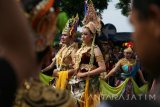 Sejumlah pemudi menari saat kirab replika prasasti Harinjing pada puncak perayaan hari jadi Kabupate Kediri ke-1213 di area Simpang Lima Gumul, Kediri, Jawa Timur, Minggu (26/3). Hari jadi Kabupaten Kediri mengacu pada sumber arkeologi berupa prasasti Harinjing yang ditemukan pada tahun 1916. Antara Jatim/Prasetia Fauzani/zk/17