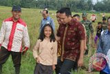 Gubernur Lampung M. Ridho Ficardo (tengah) berbincang dengan salah seorang anak petani usai acara =Rembuk Tani= dan Panen Raya padi, di Lapangan Pekalongan, Kabupaten Lampung Timur Maret 2017. (ANTARA FOTO/Humas Pemprov Lampung/Dok).