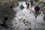 Sejumlah mahasiswa yang tergabung dalam Mapala Universitas Maarif Hasyim Latif (Umaha) membersihkan sampah sungai di sepanjang kali pelayaran Ngelom, Sepanjang, Sidoarjo, Jawa Timur, Minggu (26/3). Kegiatan yang diikuti rausan siswa dan mahasiswa tersebut dalam rangka peringatan Hari Air Sedunia 2017. Antara Jatim/Umarul Faruq/zk/17