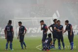 Sejumlah pesepak bola Persik Kediri beristirahat sesaat setelah wasit meniupkan peluit tanda berhenti pada pertandingan Persik Kediri melawan PSIS Semarang di stadion Brawijaya, Kota Kediri, Jawa Timur, Sabtu (25/3). Akibat ulah sejumlah suporter yang menyalakan flare dan smoke bomb pertandingan tersebut dihentikan selama 10 menit karena banyaknya asap yang mengganggu pandangan mata pesepak bola. Antara Jatim/Prasetia Fauzani/zk/17