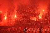 Sejumlah suporter sepak bola menyalakan flare saat pertandingan Persik Kediri melawan PSIS Semarang di stadion Brawijaya, Kota Kediri, Jawa Timur, Sabtu (25/3). Akibat ulah sejumlah suporter yang menyalakan flare dan smoke bomb pertandingan tersebut dihentikan selama 10 menit karena banyaknya asap yang mengganggu pandangan mata pesepak bola. Antara Jatim/Prasetia Fauzani/zk/17