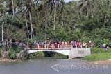 Umat Hindu berjalan menuju Pantai  saat akan melaksanakan upacara Melasti di Pulau Merah, Banyuwangi, Jawa Timur, Sabtu (25/3). Upacara melasti yang dilaksanakan ribuan umat Hindu di Banyuwangi itu berlangsung hikmat. Antara Jatim/Budi Candra Setya/zk/17.