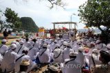 Umat Hindu melaksanakan upacara Melasti di Pulau Merah, Banyuwangi, Jawa Timur, Sabtu (25/3).  Upacara melasti yang dilaksanakan ribuan umat Hindu di Banyuwangi itu berlangsung hikmat. Antara Jatim/Budi Candra Setya/zk/17.