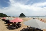 Panorama pantai Pulau Merah diBanyuwangi, Jawa Timur, Sabtu (25/3). Pulau merah merupakan salah satu wisata pantai unggulan di Banyuwangi yang banyak dikunjungi wisatawan lokal dan mancanegara karena keindahan pulau dan pasir putihnya. Antara Jatim/Budi Candra Setya/zk/17.