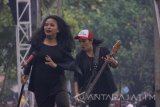 Vokalis Band Kotak, Tatri Syailindri Ichlasari (kiri) bersama basser Swasti Sabdastrantri alias Chua (kanan) saat tampil  dalam penutupan acara Prigi Fest 2017 di Pantai Prigi, Trenggalek, Jawa Timur, Minggu (26/3). Dalam konsernya bersama grup band NAFF, Tantri menyanyikan sejumlah lagu andalan yang pernah menjadi hits nasional seperti Pelan-pelan Saja, Masih Cinta, Beraksi, dan Terbang. Antara Jatim/Destyan Sujarwoko/zk/17