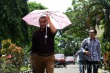 Mantan Menteri BUMN Dahlan Iskan (kiri) bersama kuasa hukumnya ketika akan menjalani pemeriksaan di Kejaksaan Tinggi (Kejati) Jawa Timur, Surabaya, Senin (27/3). Dahlan Iskan menjalani pemeriksaan yang kedua terkait kasus dugaan korupsi mobil listrik oleh penyidik pidana khusus Kejaksaan Agung. Antara Jatim/M Risyal Hidayat/zk/17