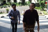 Mantan Menteri BUMN Dahlan Iskan (kanan) bersama kuasa hukumnya ketika akan menjalani pemeriksaan di Kejaksaan Tinggi (Kejati) Jawa Timur, Surabaya, Senin (27/3). Dahlan Iskan menjalani pemeriksaan yang kedua terkait kasus dugaan korupsi mobil listrik oleh penyidik pidana khusus Kejaksaan Agung. Antara Jatim/M Risyal Hidayat/zk/17