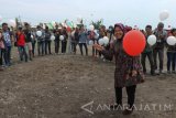 Wali Kota Surabaya Tri Rismaharini (keempat kanan) bersiap melepas balon bersama peserta acara World Wide InstaMeet (WWIM) 15 Surabaya di Kawasan Bulak, Surabaya, Jawa Timur, Minggu (26/3). Sekitar seribu instagramer (pengguna instagram) bertemu dan mengabadikan setiap sudut Kampung Nelayan Warna Warni, Taman Suroboyo, Sentra Ikan Bulak dan Jembatan Suroboyo yang merupakan kawasan wisata pesisir dalam acara tersebut. Antara Jatim/Didik Suhartono/zk/17