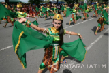 Sejumlah pelajar memperagakan tari berjudul 'Panji Enom' sebagai pembuka dimulainya tari jaranan kolosal di area Simpang Lima Gumul, Kediri, Jawa Timur, Minggu (26/3). Kegiatan yang melibatkan sedikitnya 1213 pelajar dari 611 Sekolah Dasar tersebut guna merayakan hari jadi ke-1213 Kabupaten Kediri sekaligus mendorong generasi muda melestarikan budaya bangsa. Antara Jatim/Prasetia Fauzani/zk/17