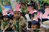 Sejumlah siswa SD Muhammadiyah 24 Surabaya mendengarkan penjelasan tentang bahaya narkoba dari petugas Badan Narkotika Nasional (BNN) Provinsi Jawa Timur di Surabaya, Jawa Timur, Rabu (22/3). Kegiatan tersebut bertujuan untuk memberikan pemahaman sejak dini tentang bahaya narkoba. Antara Jatim/Moch Asim/zk/17