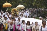 Umat Hindu berjalan menuju tempat berlangsungnya upacara Melasti di Pantai Arafuru, Surabaya, Jawa Timur, Minggu (26/3). Upacara pensucian diri tersebut untuk menyambut hari raya Nyepi tahun Saka 1939. Antara Jatim/Zabur Karuru/17