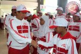 Wali Kota Banjarmasin Ibnu Sina melepas 126 orang atlet kontingen Pekan Olahraga Pelajar Daerah (POPDA) Kota Banjarmasin tahun 2017 di halaman balai kota Banjarmasin, Kamis (23/03). Dalam berbagai pertandingan olahraga, Kota Banjarmasin memiliki sebuah tradisi yang harus diperjuangan para atlet.(Foto Antaranews Kalsel/humpro/f)
