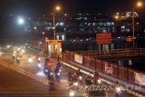 Kendaraan melintas di dermaga saat turun dari kapal di Pelabuhan Ketapang, Banyuwangi, Jawa Timur, Senin (27/3). Memasuki H-1 perayaan hari raya Nyepi, arus mudik melalui Pelabuhan Ketapang-Gilimanuk telah menyeberangkan sebanyak 57.189 penumpang atau naik 22 persen dari tahun lalu sebanyak 51.116 penumpang. Antara Jatim/Budi Candra Setya/zk/17.