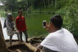 Pengunjung menikmati pemandangan di kawasan wisata desa yang memanfaatkan embung dan hutan bambu sebagai daya tarik wisata di Andeman, Malang, Jawa Timur, Senin (27/3). Pemerintah berupaya mendorong terbentuknya desa wisata dengan capaian target sebanyak 4.000 kawasan di tahun 2019 untuk mengembangkan perekonomian masyarakat desa. Antara Jatim/Ari Bowo Sucipto/zk/17.