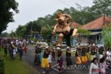 Umat Hindu mengarak ogoh-ogoh di sekitar Pura Sanggha Bhuwana di kompleks Lanud Iswahjudi Magetan, Jawa Timur, Senin (27/3). Setelah diarak, ogoh-ogoh tersebut dibakar di depan Pura Sanggha Bhuwana sebagai simbol mengusir roh jahat menjelang Hari Raya Nyepi. Antara Jatim/Foto/Siswowidodo/zk/17

