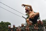 Umat Hindu mengarak ogoh-ogoh di sekitar Pura Sanggha Bhuwana di kompleks Lanud Iswahjudi Magetan, Jawa Timur, Senin (27/3). Setelah diarak, ogoh-ogoh tersebut dibakar di depan Pura Sanggha Bhuwana sebagai simbol mengusir roh jahat menjelang Hari Raya Nyepi. Antara Jatim/Foto/Siswowidodo/zk/17

