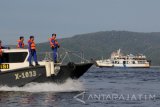 Polisi Perairan Banyuwangi melakukan patroli di Selat Bali, Banyuwangi, Jawa Timur, Senin (27/3). Patroli tersebut dilakukan untuk pengamanan jalang penutupan pelabuhan Ketapang pada hari Senin (27/3) mulai pukul 11;00 WIB untuk perayaan hari raya Nyepi. Antara Jatim/Budi Candra Setya/zk/17.