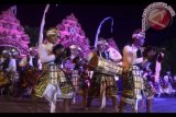 Sejumlah pemuda memainkan musik tradisional Baleganjur mengiringi Ogoh-Ogoh atau boneka raksasa saat festival Ogoh-Ogoh 2017 jelang Hari Raya Nyepi Tahun Saka 1939 di kawasan Kuta, Badung, Bali, Senin (27/3). Festival yang diikuti ratusan warga tersebut guna menetralisir unsur negatif agar perayaan Nyepi dapat dilaksanakan dengan damai. ANTARA FOTO/Fikri Yusuf/wdy/17.