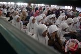 Ratusan siswa SMA melakukan doa bersama jelang Ujian Nasional (UN) di Masjid Agung Sidoarjo, Jawa Timur, Rabu (29/3/2017). Doa bersama tersebut bertujuan untuk menguatkan mental dan spiritual bagi siswa guna menghadapi UN sehingga bisa lulus dan meraih nilai yang memuaskan. (ANTARA/Umarul Faruq)