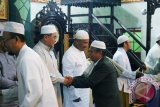 Bupati Hulu Sungai Selatan (HSS) H. Achmad Fikry, AP bersama Wakil Bupati HSS H. Ardiansyah mengikuti gerakan shalat subuh berjamaah di Mesjid Quba, Amawang Kanan Kandangan, Senin (27/03/17).Foto:Antaranews Kalsel/Fatturahman/G.