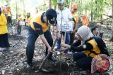 Bupati Kabupaten Hulu Sungai Selatan (HSS) Drs H. Achmad Fikry MAP, menghadiri peringatan Hari Bhakti Rimbawan (HBR) ke-34, di Taman Hutan Raya Sultan Adam, Desa Mandiangin Kecamatan. Karang Intan sekaligus Bupati HSS dan bupati/wali kota serta Gubernur Kalsel H. Sahbirin Noor menandatangani MoU Revolusi Hijau dan menindak lanjuti perencanaan penanaman pohon serentak se-Kalsel pada bulan Februari 2017 lalu, Sabtu (25/0317). Foto:Antaranews Kalsel/Fatturahman/G.