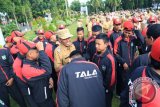 Wakil Bupati Tanah Laut, Kalimantan Selatan H. Sukamta melepas Kontingan Pekan Olahraga Pelajar Daerah (POPDA) Tanah Laut 2017, di Halaman Kantor Bupati setampat, Senin (27/8) pagi. Foto:Antaranews Kalsel/Arianto/G.