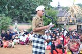 Bupati Tanah Laut, Kalimantan Selatan H. Bambang Alamsyah menghadiri rangkaian Hari Raya Nyepi di Desa Tajau Pecah, Kecamatan Batu Ampar, Senin (27/3). Foto:Antaranews Kalsel/Arianto/G.