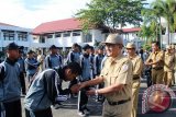 Wakil Bupati Barito Kuala, Kalimantan Selatan H. Makmun Kaderi melepas Kontingen Pekan Olahraga Pelajar Daerah (Popda) Batola, di halaman Kantor Pemkab Batola, Senin (27/3). Foto:Antaranews Kalsel/Arianto/G.