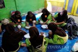 Sejumlah siswa SDN di Bojonegoro, Jawa Timur, mengecat gerabah tanah liat di Desa Rendeng, Kecamatan Malo, Minggu (28/3). Lokasi sentra kerajinan gerabah di desa setempat berkembang menjadi objek wisata edukasi dengan adanya pengembangan produksi gerabah tradisional menjadi modern berupa boneka sejumlah tokoh dalam film kartun. Antara Jatim/Foto/Slamet Agus Sudarmojo/zk/17. 