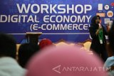 Seller Experience PT. Tokopedia, Dini Anindita memaparkan materi e-commerce dihadapan sejumlah pelaku usaha Mikro Kecil dan Menengah (UMKM) se-Karesidenan Kediri dan Madiun saat workshop Digital Ekonomi yang diselenggarakan oleh Bank Indonesia (BI) di Kota Kediri, Jawa Timur, Rabu (29/3). BI berkomitmen mendorong munculnya wirausaha baru berbasis digital guna meningkatkan pertumbuhan ekonomi nasional. Antara Jatim/Prasetia Fauzani/zk/17