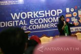 Seller Experience PT. Tokopedia, Dini Anindita memaparkan materi e-commerce dihadapan sejumlah pelaku usaha Mikro Kecil dan Menengah (UMKM) se-Karesidenan Kediri dan Madiun saat workshop Digital Ekonomi yang diselenggarakan oleh Bank Indonesia (BI) di Kota Kediri, Jawa Timur, Rabu (29/3). BI berkomitmen mendorong munculnya wirausaha baru berbasis digital guna meningkatkan pertumbuhan ekonomi nasional. Antara Jatim/Prasetia Fauzani/zk/17