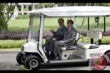 Presiden Joko Widodo (kanan) bersama Presiden Republik Perancis Francois Hollande (kiri) mengendarai mobil golf di halaman Kompleks Istana Kepresidenen, Jakarta, Rabu (29/3). Dalam kunjungan kenegaraan tersebut, kedua negara menyepakati komitmen baru senilai 2,6 miliar dolar Amerika dalam bidang energi, infrastruktur dan sektor retail. ANTARA FOTO/Puspa Perwitasari/wdy/17.
