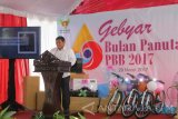 Wali Kota Kediri Abdullah menyampaikan pidatonya dalam acara bulan panutan pembayaran PBB di Badan Pendapatan, Pengelolaan Keuangan dan Aset Daerah Kota Kediri, Jawa Timur, Rabu (29/3). Pemkot Kediri menargetkan pendapatan PBB 2017 mencapai Rp22 miliar dari 88.212 wajib pajak yang terdata di kota tersebut. Antara Jatim/Asmaul Chusna/zk/17
