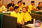 DPD Partai Golkar Kabupaten Deli Serdang, Tengku Ahmad Thala’a (kiri) berbincang dengan Ketua Pimpinan Kecamatan Partai Golkar Batang Kuis Bayu Anggara (kanan) Musyawarah Tingkat Kecamatan, di Deli Serdang, Sumatera Utara, Selasa (28/3). Bayu Anggara terpilih secara aklamasi sebagai Ketua Pimpinan Kecamatan Partai Golkar Batang Kuis. ANTARA SUMUT/17