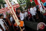 Warga yang tergabung dalam Posko Perjuangan Rakyat (Pospera) berunjuk rasa di halaman gedung DPRD Sumatera Utara, di Medan, Kamis (30/3). Mereka mengecam tindakan pembongkaran lahan yang terdapat makam para leluhur di Desa Janji Maulli, Tapanuli Selatan yang akan dijadikan kantor pemerintahan. ANTARA SUMUT/Irsan Mulyadi/17