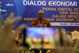 Kepala Perwakilan Bank Indonesia (BI) Kediri, Djoko Raharto membuka acara Dialog Ekonomi bertajuk Peran Digital Economy dan Smart City dalam Mendorong Pertumbuhan Ekonomi Daerah yang diselenggarakan oleh BI di Kota Kediri, Jawa Timur, Kamis (30/3). Kementerian perdagangan menargetkan transaksi E-commerce pada tahun 2020 mencapai USD 130 miliar dengan cara mendorong generasi muda menjadi technopreneurs guna mensiasati kondisi geografis Indonesia yang memiliki banyak kendala dalam penerapan transaksi ekonomi konfensional. Antara Jatim/Prasetia Fauzani/zk/17