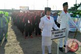 Kontingen pekan Olahraga Pelajar Daerah (popda) Kabupaten Tanah Laut, Kalimantan Selatan mengikuti acara pembukaan Popda Kalsel 2017, di Lapangan Mulawarman Banjarmasin, Kamis (30/3). Foto:Antaranews Kalsel/Arianto/G.