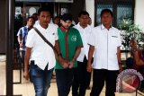 Penyanyi dangdut Ridho Rhoma (tengah) meninggalkan ruangan seusai menjalani pemeriksaan di BNN, Jakarta, Kamis (30/3/2017). Ridho diperiksa psikologis dan assesment selama enam jam terkait kasus penggunaan dan kepemilikan narkoba. (ANTARA FOTO/Rivan Awal Lingga)