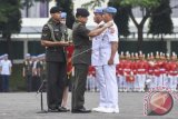 Panglima TNI Jenderal Gatot Nurmantyo (ketiga kanan) memasangkan tanda lencana kepada Danpaspampres Brigjen TNI (Mar) Suhartono (kanan) disaksikan mantan Danpaspampres Mayjen TNI (Mar) Bambang Suswantono (kedua kanan) saat upacara serah terima jabatan Danpaspampres di Mako Paspampres, Jakarta, Selasa (14/3). Brigjen TNI (Mar) Suhartono resmi menjabat sebagai Komandan Pasukan Pengamanan Presiden (Danpaspampres) menggantikan Mayjen TNI (Mar) Bambang Suswantono berdasarkan Surat Keputusan Panglima TNI Nomor Kep/141/II/2017. ANTARA FOTO/Hafidz Mubarak A/wdy/17.