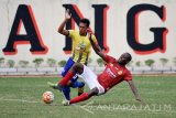 Pesepak bola Persegres Gresik United, Choirul Rifan (kiri) merebut bola dari pesepak bola Bhayangkara FC Jhonatan Mariano (kanan) dalam laga uji coba di Lapangan Mapolda Jawa Timur, Surabaya, Jumat (31/3). Pertandingan tersebut sebagai ajang persiapan kedua kesebelasan dalam menyongsong kompetisi Gojek Traveloka Liga 1/2017 yang akan bergulir pada 15 April mendatang. Antara Jatim/M Risyal Hidayat/zk/17